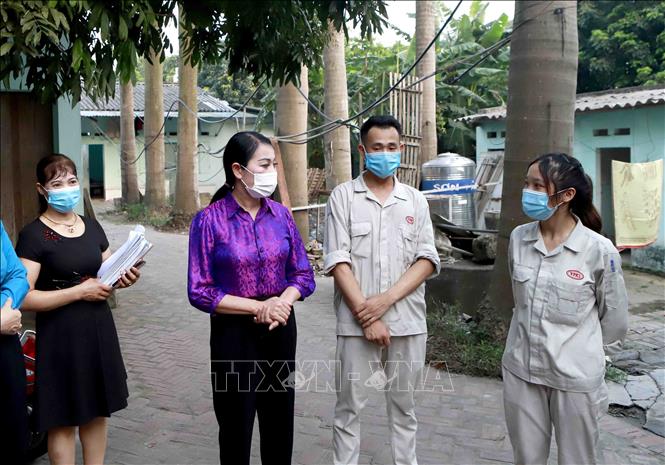Trong ảnh: Bí thư Tỉnh ủy Vĩnh Phúc Hoàng Thị Thúy Lan thăm công nhân tại khu nhà trọ ở tổ dân phố Vĩnh Thịnh Đông, phường Khai Quang. Ảnh: Hoàng Hùng - TTXVN