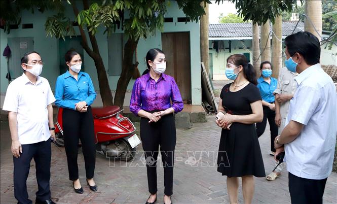 Trong ảnh: Bí thư Tỉnh ủy Vĩnh Phúc Hoàng Thị Thúy Lan gặp gỡ chủ nhà trọ dành cho công nhân ở tổ dân phố Vĩnh Thịnh Đông, phường Khai Quang. Ảnh: Hoàng Hùng - TTXVN