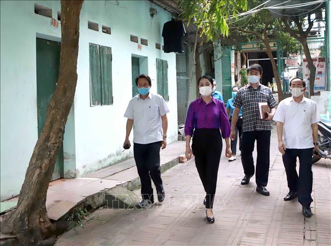 Trong ảnh: Bí thư Tỉnh ủy Vĩnh Phúc Hoàng Thị Thúy Lan kiểm tra. khu nhà trọ dành cho công nhân, tổ dân phố Vĩnh Thịnh Đông, phường Khai Quang. Ảnh: Hoàng Hùng - TTXVN