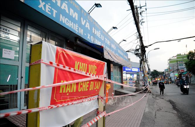 Trong ảnh: Phòng khám đa khoa Xóm Mới (quận Gò Vấp) tạm ngưng hoạt động do từng có trường hợp dương tính với SARS-CoV-2 đến khám bệnh. Ảnh: An Hiếu - TTXVN