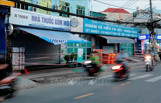 Trong ảnh: Phòng khám đa khoa Xóm Mới (quận Gò Vấp) tạm ngưng hoạt động do từng có trường hợp dương tính với SARS-CoV-2 đến khám bệnh. Ảnh: An Hiếu - TTXVN