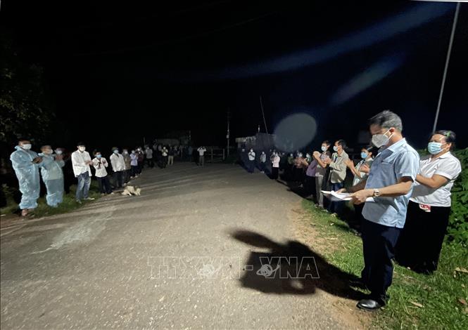 Trong ảnh: Đông đảo người dân trên địa bàn xã Si Pa Phìn chờ đón giờ khắc gỡ lệnh phong tỏa, chấm dứt hoạt động vùng thiết lập cách ly y tế xã Si Pa Phìn (huyện Nậm Pồ, tỉnh Điện Biên). Ảnh: TTXVN phát