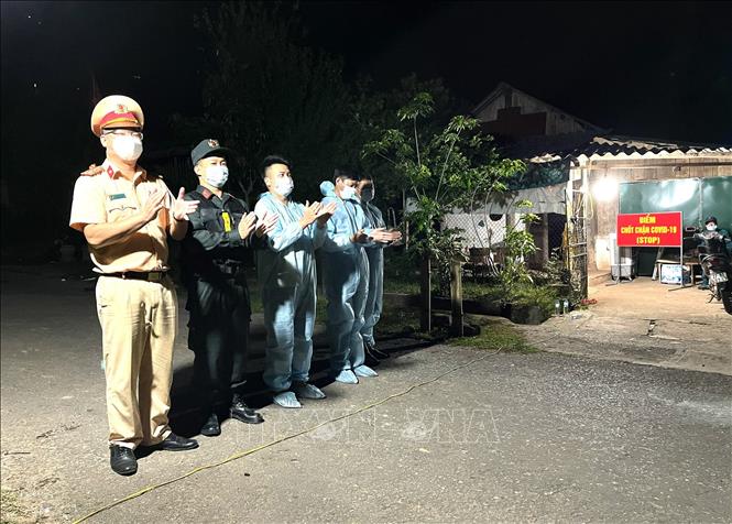 Trong ảnh: Niềm vui của lực lượng chức năng thực hiện nhiệm vụ tại các chốt phòng, chống dịch COVID-19 trong đêm gỡ bỏ lệnh phong tỏa, chấm dứt hoạt động vùng thiết lập cách ly y tế xã Si Pa Phìn (huyện Nậm Pồ, tỉnh Điện Biên). Ảnh: TTXVN phát