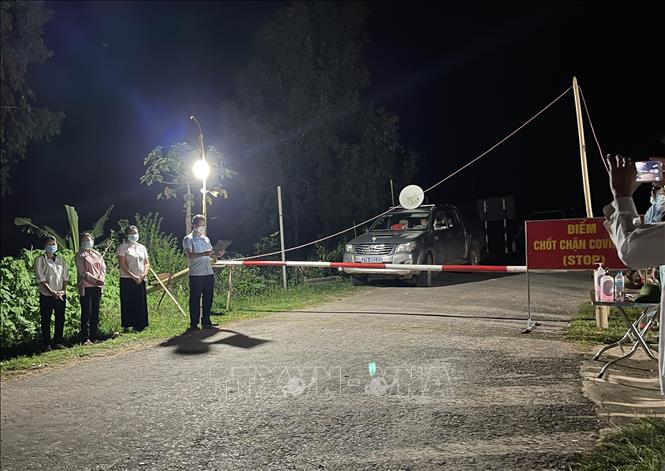 Trong ảnh: Lệnh gỡ bỏ chốt chặn phòng chống dịch COVID-19, dứt hoạt động vùng thiết lập cách ly y tế xã Si Pa Phìn (huyện Nậm Pồ, tỉnh Điện Biên). Ảnh: TTXVN phát