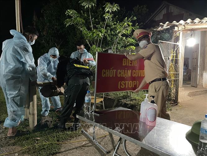 Trong ảnh: Lực lượng chức năng thực hiện dỡ bỏ chốt chặn phòng, chống dịch COVID-19 được thiết lập trên các đường liên bản, địa phận xã Si Pa Phìn. Ảnh: TTXVN phát