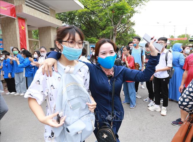 Trong ảnh: Niềm vui của phụ huynh và thí sinh khi buổi thi đầu tiên kết thúc. Ảnh: Trọng Đạt - TTXVN