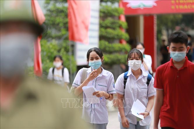 Trong ảnh: Các thí sinh rời phòng thi với tâm trạng phấn khởi vì làm tốt bài thi trong buổi thi đầu tiên sáng 5/6. Ảnh: Trọng Đạt - TTXVN