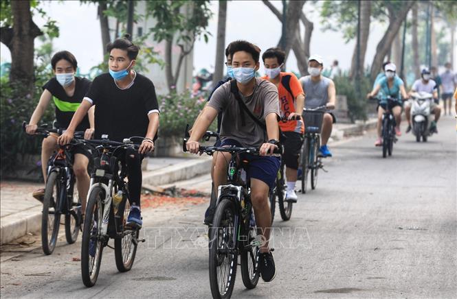 Trong ảnh: Trên đường Yên Hoa vòng quanh Hồ Tây khá mát mẻ, là con đường ưa thích để người dân đạp xe tập thể dục. Ảnh: Thành Đạt - TTXVN