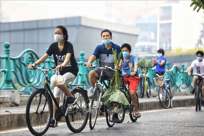 Trong ảnh: Trên đường Yên Hoa vòng quanh hồ Tây khá mát mẻ là con đường ưa thích để người dân đạp xe tập thể dục. Ảnh: Thành Đạt - TTXVN