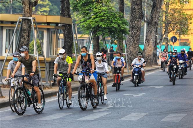 Trong ảnh: Quanh khu vực Hồ Tây, mỗi ngày vẫn có hàng trăm người dân đổ về tập thể dục, đạp xe bất chấp quy định cấm tập trung đông người. Ảnh: Thành Đạt - TTXVN