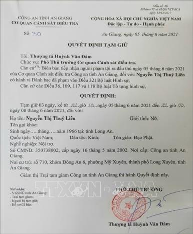 Trong ảnh: Quyết định tạm giữ hình sự đối tượng Nguyễn Thị Thủy Liên cầm đầu đường dây đánh bạc. Ảnh: TTXVN phát
