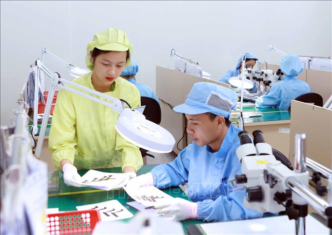 Photo: Manufacturing electronic components at YPE Vina Electronis Company in Binh Xuyen 2 Industrial Park in the northern province of Vinh Phuc. VNA Photo: Hoàng Hùng