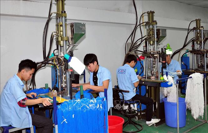 Photo: Manufacturing electronic components at JEP Company in Kim Dong Industrial Park in the northern province of Hung Yen. VNA Photo: Phạm Kiên
