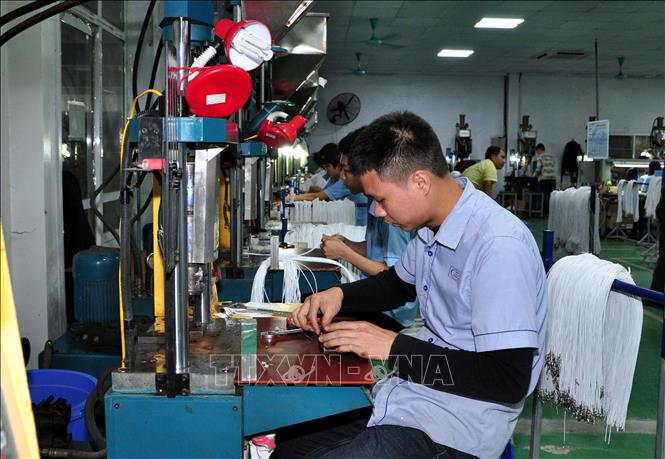 Photo: Manufacturing electronic components at JEP Company in Kim Dong Industrial Park in the northern province of Hung Yen. VNA Photo: Phạm Kiên