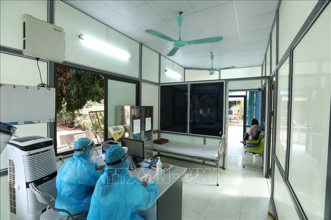 Khu khám sàng lọc cho bệnh nhân có triệu chứng ho, sốt. Ảnh: Minh Quyết - TTXVN
