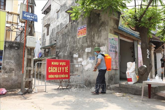 Lực lượng chức năng phong toả nơi bệnh nhân sinh sống ở thị trấn Đông Anh. Ảnh: Minh Quyết -  TTXVN