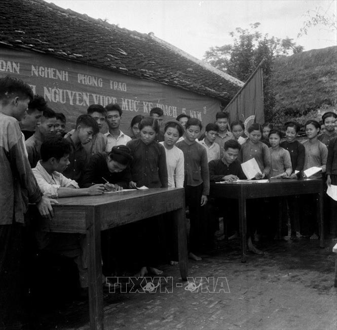 Trong ảnh: Thanh niên xã Đông Mỹ, huyện Thanh Trì, ngoại thành Hà Nội ký tên tham gia tình nguyện vượt mức kế hoạch 5 năm (10/1961). Ảnh Thùy Mỵ - TTXVN