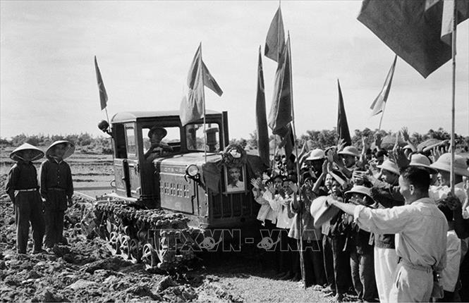 Trong ảnh: Chiếc máy cày của Chủ tịch Hồ Chí Minh tặng thưởng cho HTX Đại Phong (huyện Lệ Thủy, tỉnh Quảng Bình), nơi khởi nguồn phong trào thi đua 