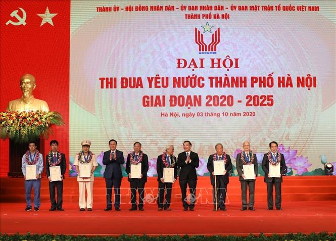 Trong ảnh: Bí thư Thành ủy Vương Đình Huệ và Chủ tịch UBND thành phố Chu Ngọc Anh trao danh hiệu 