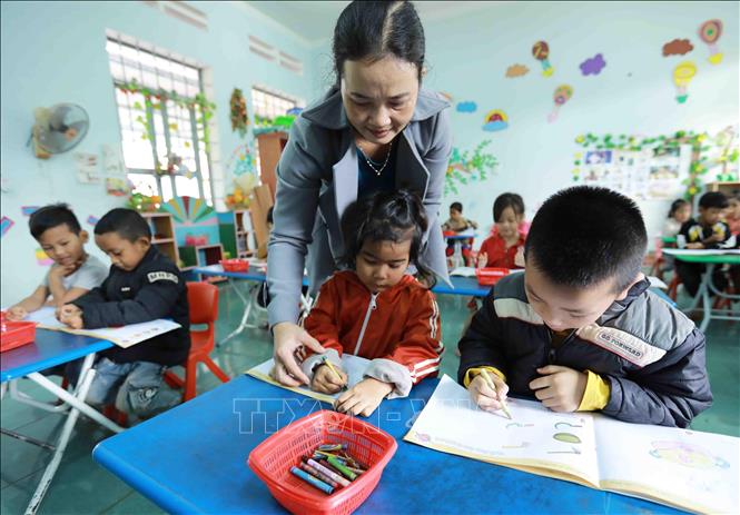 Trong ảnh: Giờ học của trẻ lớp 5 tuổi, Trường Mầm non xã Ea Knuếc (huyện Krông Pắk) - xã đạt chuẩn nông thôn mới năm 2020. Ảnh: Vũ Sinh – TTXVN