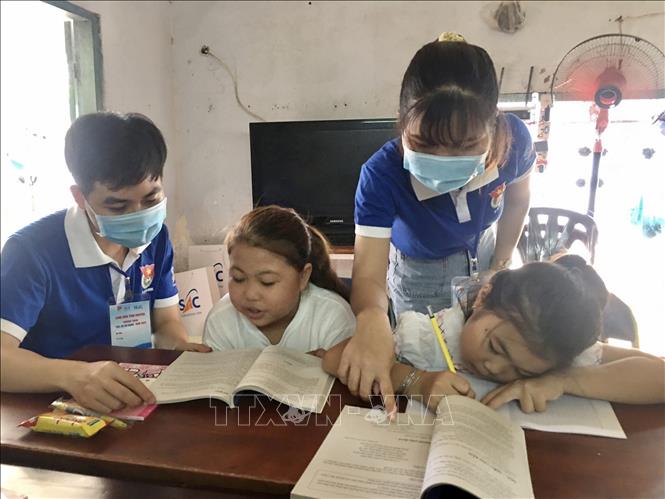 Trong ảnh: Các sinh viên tình nguyện thuộc đội hình “Gia sư áo xanh” dạy học miễn phí cho học sinh nghèo tại phường Thảo Điền (thành phố Thủ Đức). Ảnh: Hồng Giang - TTXVN