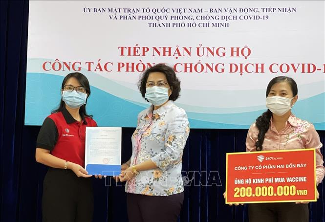 Trong ảnh: Bà Tô Thị Bích Châu, Chủ tịch Ủy ban MTTQ Việt Nam Thành phố Hồ Chí Minh (giữa) tiếp nhận kinh phí ủng hộ mua Vắc-xin phòng, chống COVID-19 từ đại diện các doanh nghiệp, tổ chức (3/6/2021). Ảnh: Xuân Khu-TTXVN