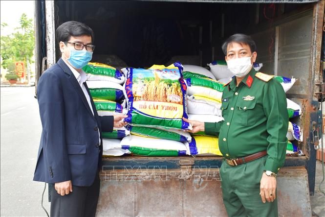 Trong ảnh: Trường Đại học Sư phạm, Đại học Huế tặng 1 tấn gạo thực ủng hộ các chiến sĩ ở tuyến đầu chống dịch COVID-19. Ảnh: Tường Vi - TTXVN