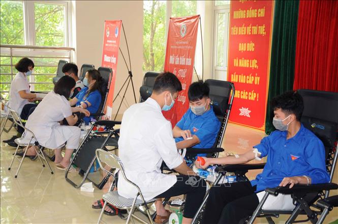 Trong ảnh: Đoàn viên, thanh niên Trường Cao đẳng Y tế Sơn La tham gia hiến máu tình nguyện hưởng ứng Ngày hội hiến máu với chủ đề “Hiến máu an toàn - Phòng chống dịch bệnh COVID-19”. Ảnh: Quang Quyết-TTXVN