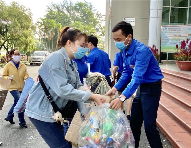 Trong ảnh: Đoàn viên thanh niên Quận 7 (TP Hồ Chí Minh) thực hiện thu gom ve chai gây quỹ ủng hộ kinh phí mua vaccine COVID-19. Ảnh: Hồng Giang - TTXVN