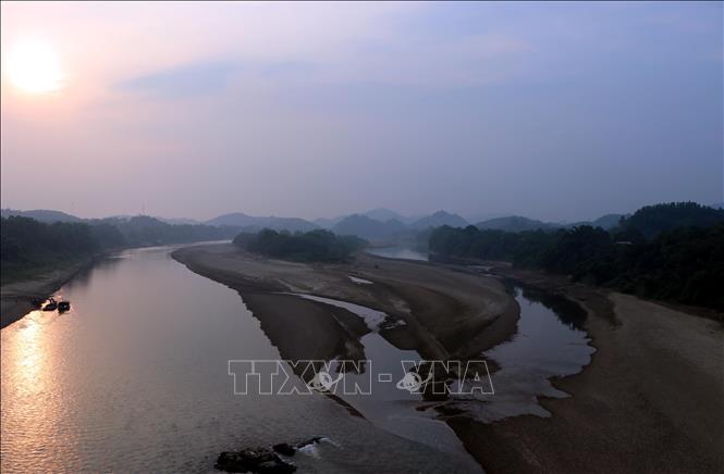 Trong ảnh: Sông Lô đoạn chảy qua địa bàn thành phố Tuyên Quang cạn trơ đáy. Ảnh: Quang Đán – TTXVN