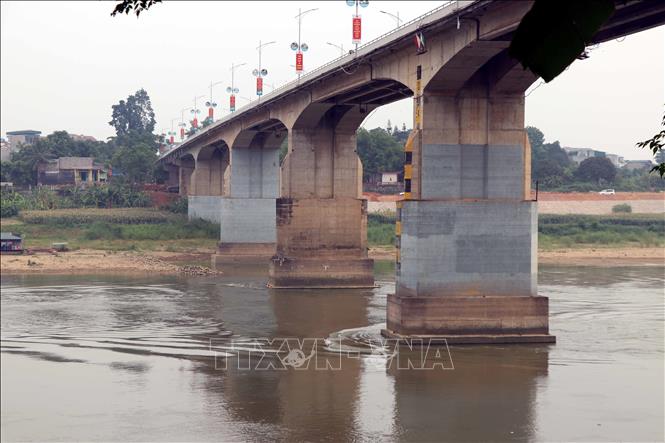 Trong ảnh: Mực nước sông Lô xuống thấp. Ảnh: Quang Đán – TTXVN