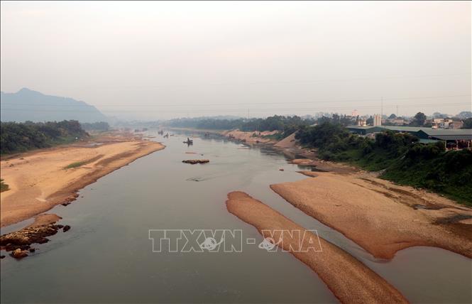 Trong ảnh: Sông Lô đoạn chảy qua địa bàn thành phố Tuyên Quang cạn trơ đáy. Ảnh: Quang Đán – TTXVN