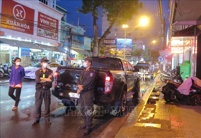 Lực lượng Cảnh sát cơ động ứng trực bên ngoài trong quá trình khám xét nhà ở của ông Lê Đức Vinh chiều tối 8/6. Ảnh: Phan Sáu - TTXVN