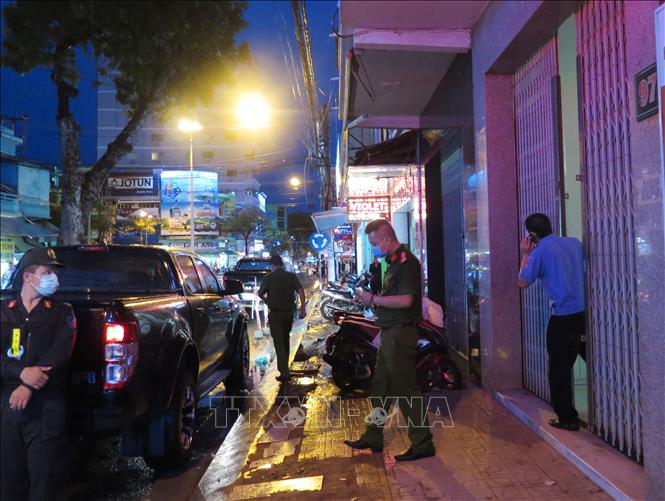 Lực lượng chức năng thực hiện lệnh khám xét chỗ ở và lệnh bắt bị can để tạm giam đối với ông Lê Đức Vinh trong chiều tối 8/6. Ảnh: Phan Sáu - TTXVN