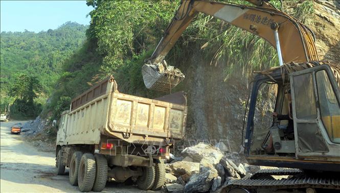 Trong ảnh: Thi công điểm đen và sạt lở đèo Nà Mỏ, Quốc lộ 279, địa phận huyện Na Hang (Tuyên Quang). Ảnh: Quang Đán – TTXVN