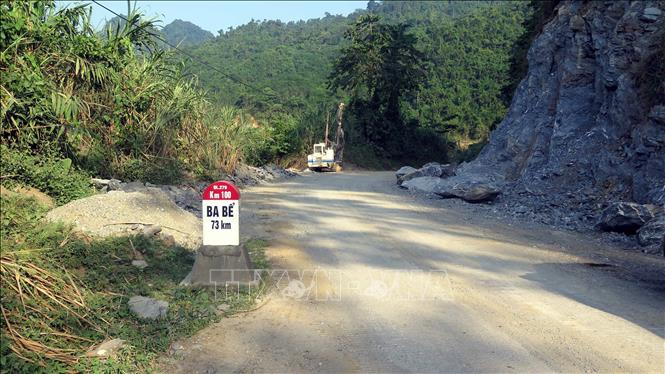 Trong ảnh: Thi công điểm đen và sạt lở đèo Nà Mỏ, Quốc lộ 279, địa phận huyện Na Hang (Tuyên Quang). Ảnh: Quang Đán – TTXVN