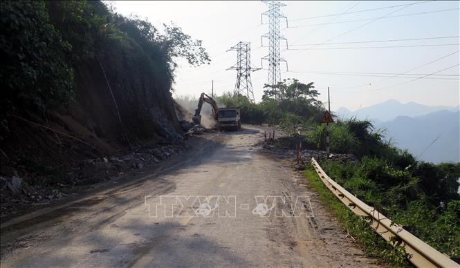 Trong ảnh: Thi công điểm đen và sạt lở đèo Nà Mỏ, Quốc lộ 279, địa phận huyện Na Hang (Tuyên Quang). Ảnh: Quang Đán – TTXVN