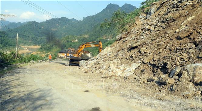 Trong ảnh: Thi công điểm đen và sạt lở đèo Nà Mỏ, Quốc lộ 279, địa phận huyện Na Hang (Tuyên Quang). Ảnh: Quang Đán – TTXVN