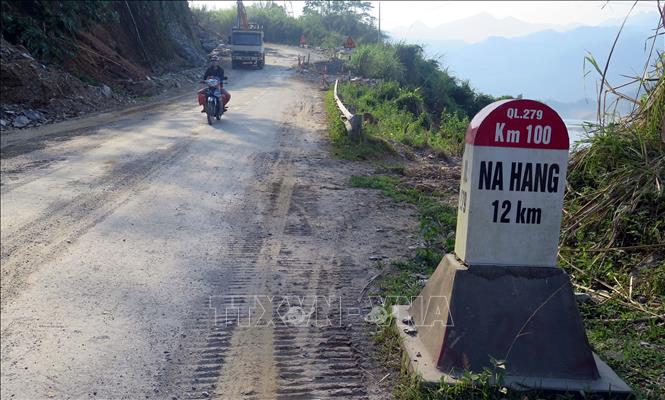 Trong ảnh: Thi công điểm đen và sạt lở đèo Nà Mỏ, Quốc lộ 279, địa phận huyện Na Hang (Tuyên Quang). Ảnh: Quang Đán – TTXVN