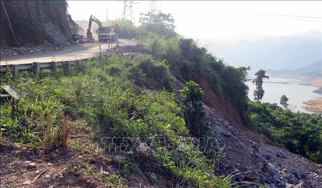 Trong ảnh: Thi công điểm đen và sạt lở đèo Nà Mỏ, Quốc lộ 279, địa phận huyện Na Hang (Tuyên Quang). Ảnh: Quang Đán – TTXVN