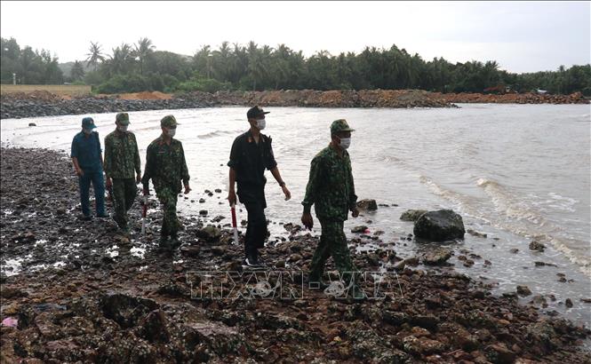 Trong ảnh: Chiến sĩ Đồn Biên phòng Cửa khẩu quốc tế Hà Tiên tuần tra, kiểm soát biên giới biển. Ảnh: Lê Huy Hải - TTXVN