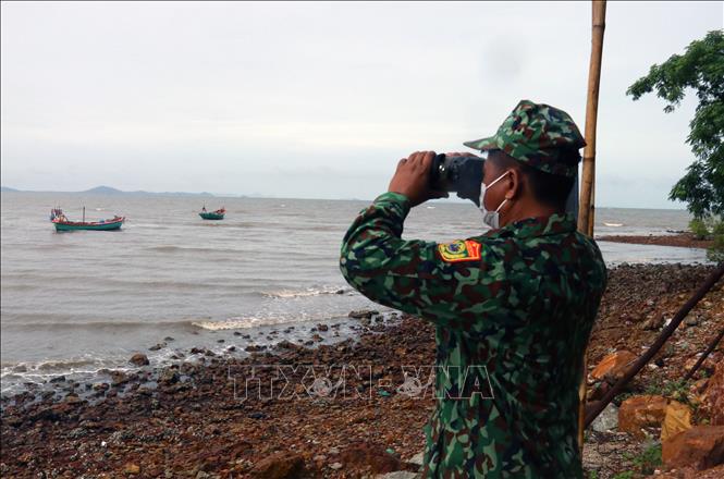 Trong ảnh: Chiến sĩ Đồn Biên phòng Cửa khẩu quốc tế Hà Tiên kiểm soát vùng biên giới biển Hà Tiên. Ảnh: Lê Huy Hải - TTXVN