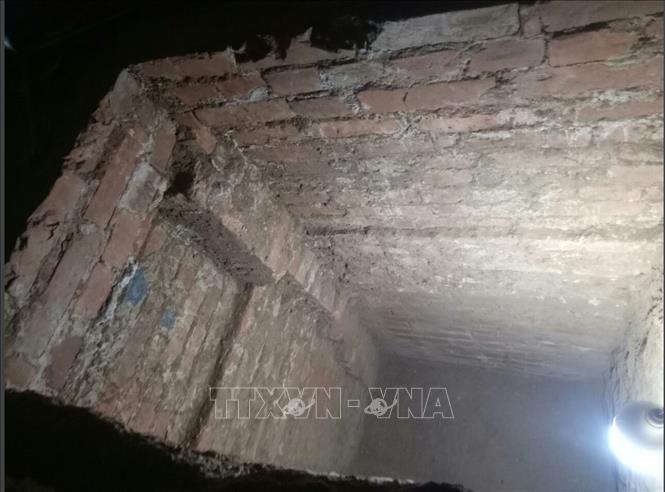 Trong ảnh: Xuất lộ chân móng trái Tây, góc phía Tây Bắc của điện Thái Hòa vừa được phát hiện. Ảnh: TTXVN phát
