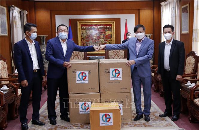 Trong ảnh: Chủ tịch Tập đoàn Phongsubthavy Phongsavath Senaphuan (trái) trao cho Đại sứ Nguyễn Bá Hùng số vật tư y tế ủng hộ Quỹ phòng, chống COVID của Việt Nam. Ảnh: Phạm Kiên - Phóng viên TTXVN tại Lào.