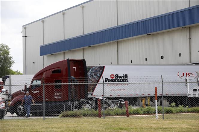 Trong ảnh: Nhà máy chế biến thịt của JBS tại Plainwell, Michigan, Mỹ, ngày 2/6/2021. Ảnh: AFP/ TTXVN