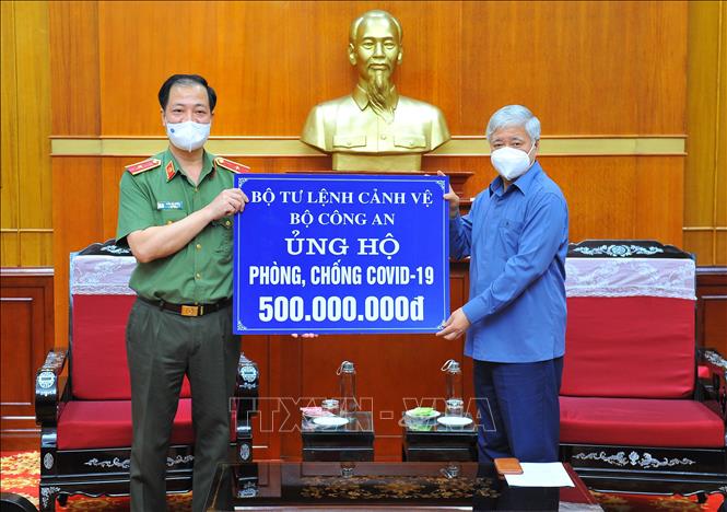Chủ tịch Ủy ban Trung ương Mặt trận Tổ quốc Việt Nam Đỗ Văn Chiến tiếp nhận bảng tượng trưng số tiền 500 triệu đồng từ Thiếu tướng Trần Hải Quân, Tư lệnh Cảnh vệ.Ảnh: Minh Đức - TTXVN