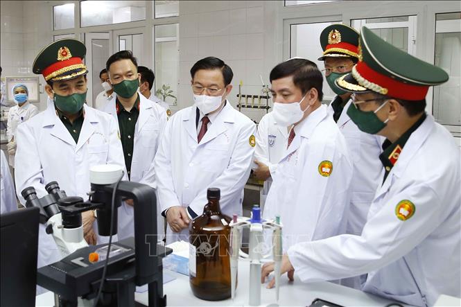 Photo: NA Chairman Vuong Dinh Hue (3rd L) visits the Military Medical Academy. VNA Photo: Doãn Tấn