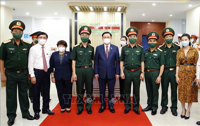 Photo: NA Chairman Vuong Dinh Hue (C) and the Academy's leadership. VNA Photo: Doãn Tấn