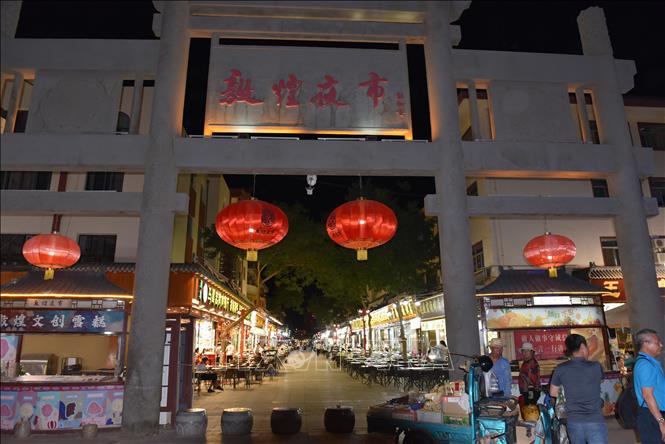 Trong ảnh: Chợ đêm Đôn Hoàng. Ảnh: Lê Mạnh Cường - PV TTXVN tại Trung Quốc