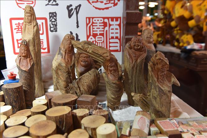Trong ảnh: Chợ đêm Đôn Hoàng. Ảnh: Lê Mạnh Cường - PV TTXVN tại Trung Quốc